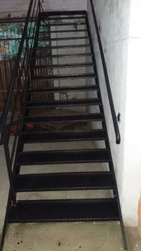 Imagem 7 de 10 de Escada De Ferro Reta 4.00x50 Chapa Frisada