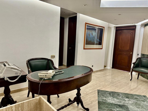 Oficina Amoblada En Venta, Ubicada En El Ccct Con Un Área Aprox. De 112m2.