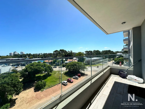 Venta De Apartamento De 2 Dormitorios En Edificio View I