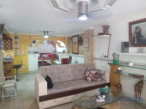 Casa De Tres Niveles Con Excelente Ubicación Cod. 13695