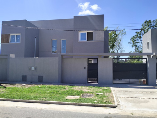 Casa  Duplex En Venta A Estrenar, 3 Habitaciones, 4 Ambientes,  2 Plantas Gonnet, La Plata, G.b.a. Zona Sur