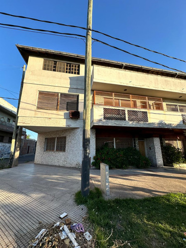 Venta - Con Financiacion - Casa De 3 Plantas - Excelente Esquina Sobre Avda. Vélez Sarsfield