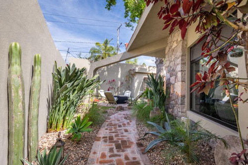Single Level Charming Retreat