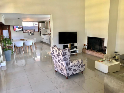 Imagen 3 de 15 de Casa - Barrio Parque Leloir