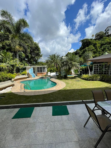 En Venta Casa Urbanización Colinas De Santa Mónica, Con Piscina Y Calle Cerrada.