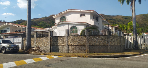 Casa De Esquina En Urbanización La Viña. Inc-139