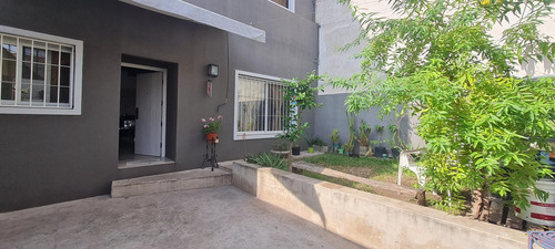 Ph Al Frente De 3 Ambientes Con Jardín, Cochera Y Posibilidad De 4º Dormitorio- En Venta