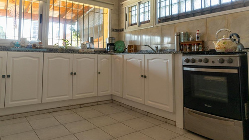 Imagen 9 de 16 de Casa Con Pileta Cerca Del Centro De Lobos A La Venta
