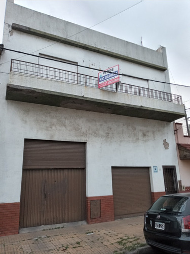 Casa Con Galpon Y Depto De 3 Amb En Venta