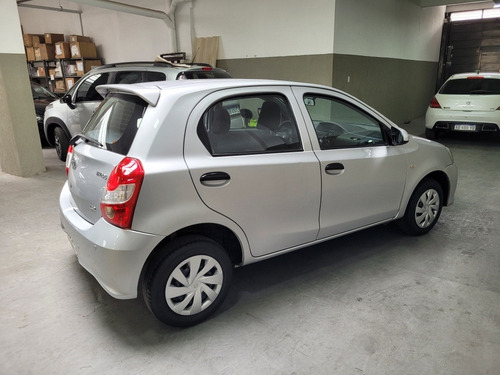 Imagen 5 de 18 de Toyota Etios 2017 1.5 X Famaautos