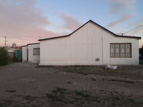 Imagen 9 de 15 de Casa Centrica Con Galpon En Terreno Amplio