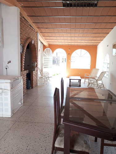 Venta De Casa De Esquina En Urb. Loma Linda Guacara 55-01