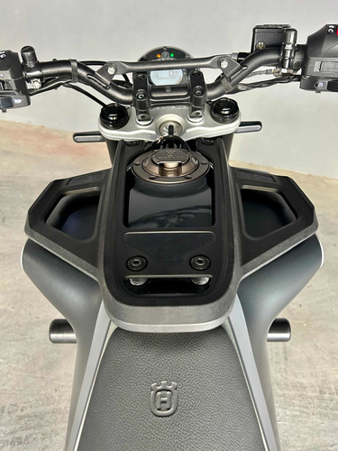 Imagen 6 de 15 de Husqvarna Svartpilen 401