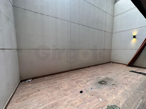 Venta Departamento 2 Amb En Almagro. Gran Patio.
