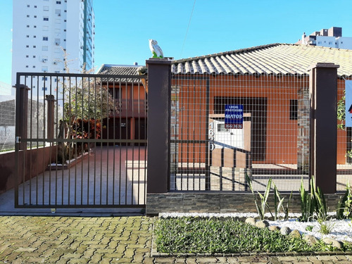 Oportunidade Temporária - Casa + 2 Aptos(310 M²) E Terreno 25 X 25 No Coração De Tramandaí-rs!!! --- Uso Residencial E/ou Comercial. São 6 Quartos (2 Suítes), 5 Banheiros