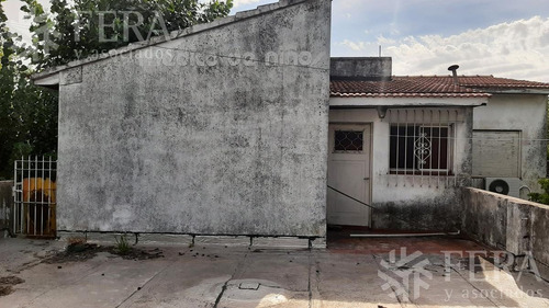 Venta De Casa Con Cochera, Consultorio Y Local En Sarandi (27587)