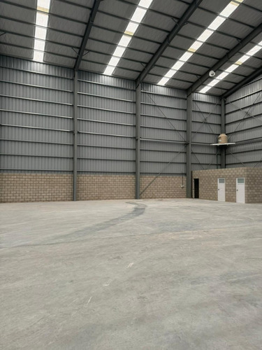 Galpon En Alquiler De 2.100 M2 + Playa Al Frente - Parque Industrial Pibera - Berazategui.