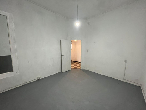 Casa En Venta - 2 Dormitorios 1 Baño - Cocheras - 300mts2 - La Plata