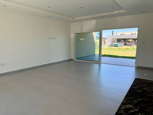 Casa En Una Planta En Venta En Barrio Privado San Felipe, Canning. Oportunidad!!!