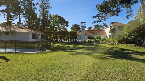 Casa De 4 Dormitorios En Alquiler Temporal. Punta Del Este 