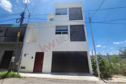Venta De Edificio En Zona Céntrica De Querétaro, Ideal Para Oficinas