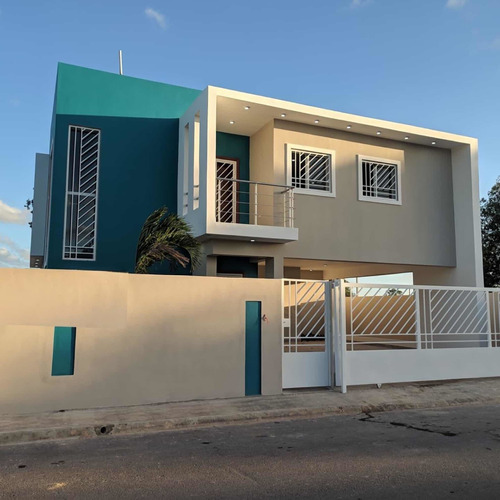 Casa Ubicada En El Residencial Los Lirios, La Romana