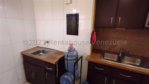 Apartamento En Venta Piso Bajo Baños Remodelados Ubicado En El Centro De Maracay Acceso A Las Principales Vías 25-16806 Miriam