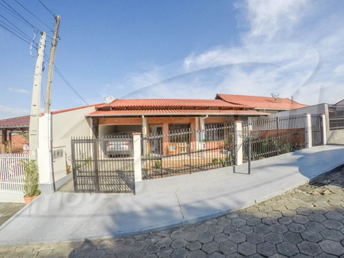 Imagem 1 de 16 de Casa No Bairro Itoupavazinha, Com 157,00 M² Construída, Com 3 Dormitórios, Sendo 1 Suíte E Demais Dep. Tbém Possui 1 Kitnete Com 1 Dormitório E Demais Dep., E Mais Uma Casa Nos Fundos, Com 2 Dormit