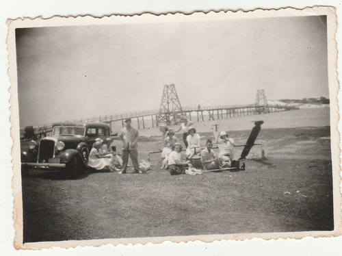 Foto Antiga - Pessoas Numa Praça Próximo A Uma Ponte - Ab