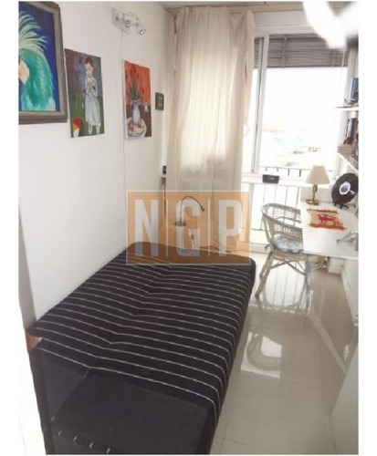 Departamento En Punta Del Este, Torre Cuenta Con Todos Los Servicios.-ref:16525