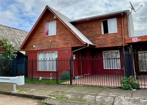 Casa En Venta De 3 Dorm. 2 Baños En Villa Wenumapu, Temuco