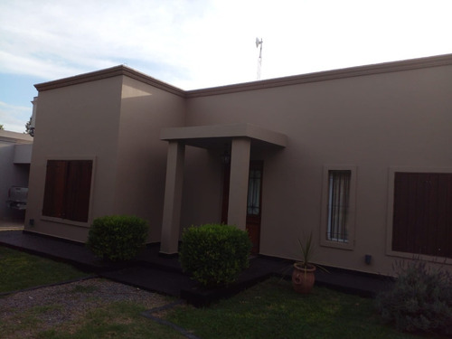 Imagen 2 de 9 de Hermosa Casa Quinta, Ubicada En Barrio Cerrado.