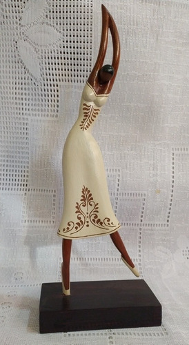 Imagen 2 de 2 de Bailarinas En Madera 30 Cm