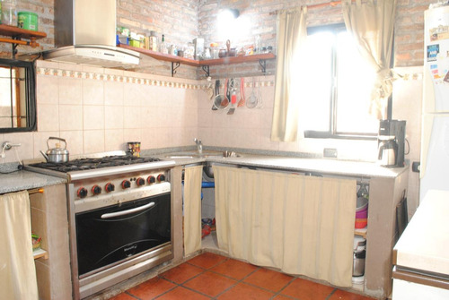 Casa En Venta En Roldan Centro Gran Jardin.