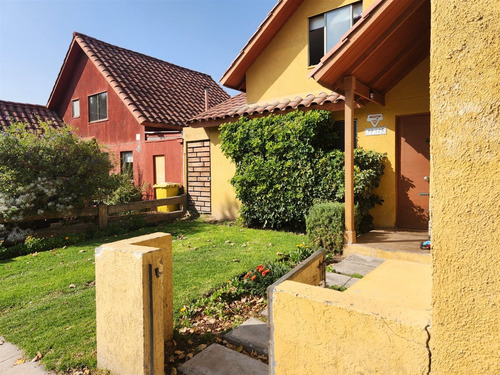 Casa En Venta De 3 Dorm. + Servicio En Colina