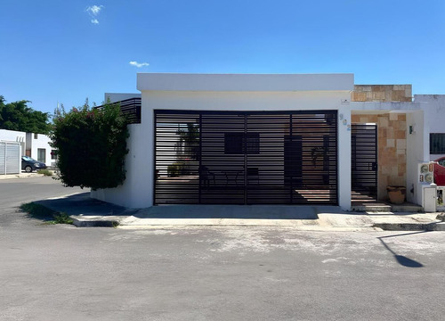 ¡casa Amueblada En Esquina Con Paneles Solares En Las Américas, Mérida!