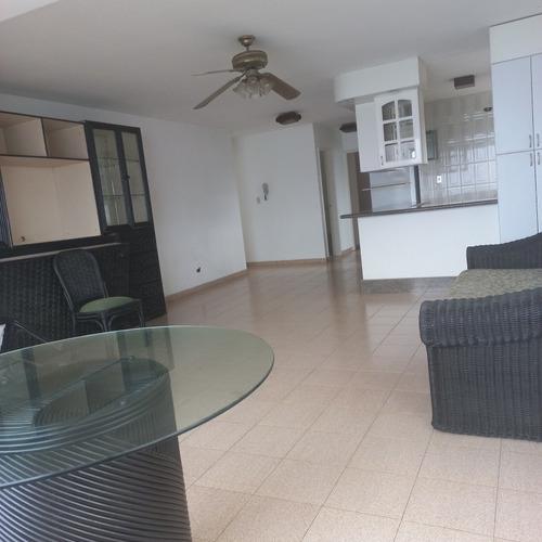 Imagen 9 de 20 de Apartamento En Playa Grande Con Inmejorable Ubicación. Vista Al Club Playa Grande Y Marina Grande. Luminoso,piso Medio. Edificio Bien Conservado.buen Condominio.