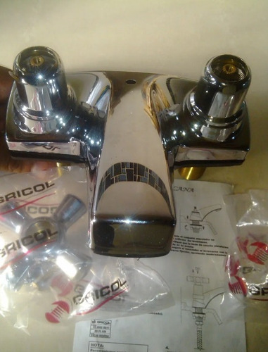 Imagen 1 de 4 de Llave Griferia Para Lavamanos 4 Pulgadas Colección Helvetia