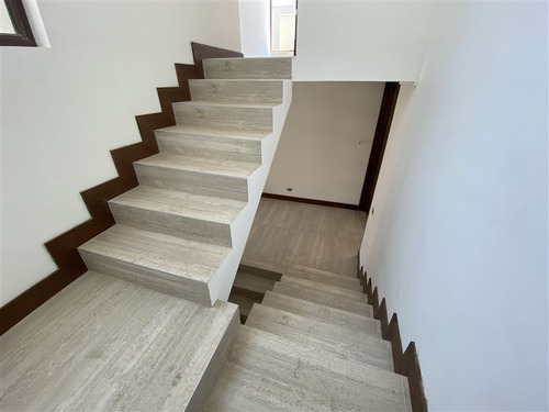 Casa En Venta De 4 Dorm. En Las Condes