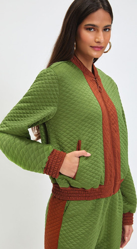 Imagem 7 de 10 de Jaqueta Bomber Matelassê Verde Detalhe Zíper Com Bolso Zinco