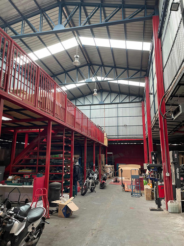 Céntrica Y Amplia Bodega, A Cuadras De La Plaza De Maipú