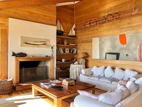 Sólida Casa En Venta En Primera Línea De Zapallar