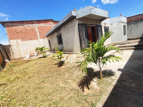 Casa Com 3 Quartos E 2 Banheiros - 100 M2 + 240m2 De Terreno