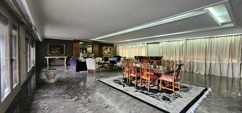Imponente Residencia En El Corazón De Olivos.