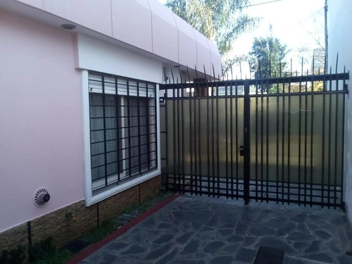 Casa En Venta - 2 Dormitorios 1 Baño - Cochera - 84,75mts2 - Morón