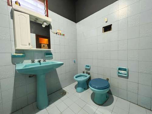 Casa En Venta De 3amb. C/cochera Y Fondo Libre.