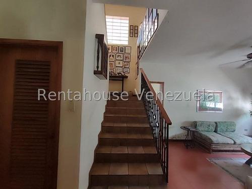 Casa En Esquina Que Combina Comodidad Y Ubicación Privilegiada Trigal Centro 25-6231