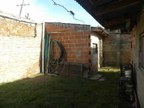 Imagen 13 de 14 de Casa De Material En Dos Plantas, Techo De Losa. Escritura.