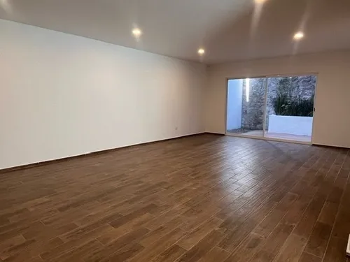 Casa En Venta En Real Del Bosque, Sótano, 4 Recámaras, 4.5 Baños, Equipada, Lujo