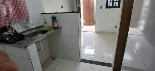 Kitinet De Laje Podendo Construir Em Cima. Pequeno Quintal